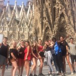Un groupe de jeunes devant la basilique Sagrada Familia de Gaudi à Barcelone, en Espagne